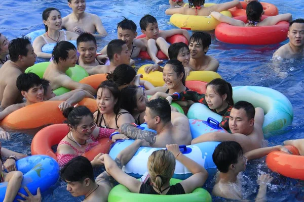 Čínští Turisté Dav Bazén Aquaparku Městě Nanchang Provincii Jiangxi Východní — Stock fotografie