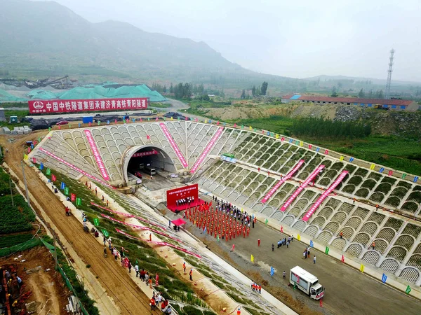 中国の労働者を青陽トンネル 2017 日中国東部の山東省の済南と青島市にリンクする新しい高速鉄道のレール トンネルの進歩を祝う — ストック写真