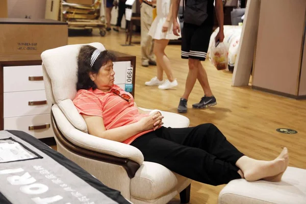 Cliente Chino Descansa Sofá Primera Tienda Insignia Muebles Japoneses Marca —  Fotos de Stock