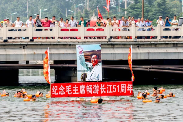 6日电在中国中部河南省华县 0多名游泳运动员游过大公河 高举毛主席的截图 庆祝毛泽东主席长江游 1周年 — 图库照片