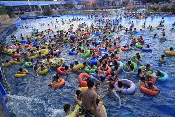 2017年7月16日 中国东部江西省南昌市一个水上乐园 中国度假者聚集了一个游泳池 — 图库照片