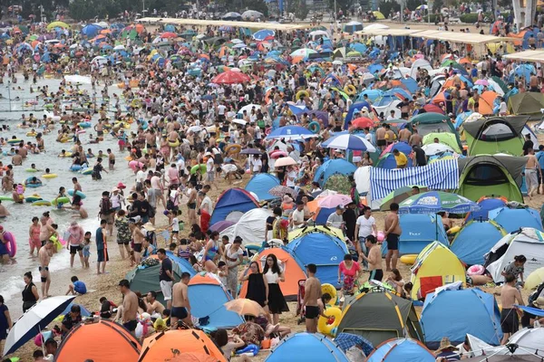 2017年7月16日 在中国东北辽宁省大连市 度假者聚集在一个海滩度假村 在炎热的日子里降温 — 图库照片