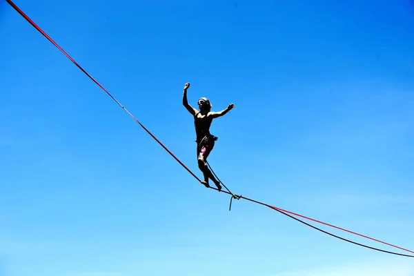 Ein Teilnehmer Läuft Auf Einer Slackline Zwischen Zwei Bergen Während — Stockfoto