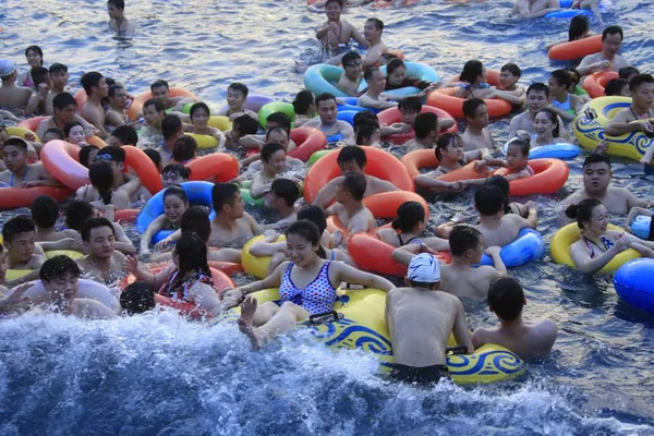 Chinesische Urlauber Drängen Sich Vor Einem Schwimmbad Einem Wasserpark Der — Stockfoto