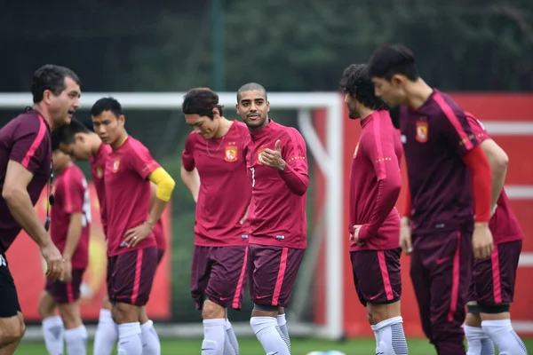 Brasilianischer Fußballer Alan Carvalho Mitte Und Andere Spieler Von Guangzhou — Stockfoto