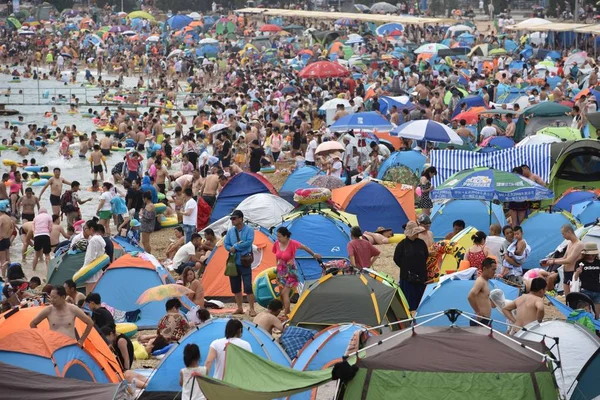 Holidaymakers Crowd Beach Resort Cool Scorching Day Dalian City Northeast — Stock Photo, Image