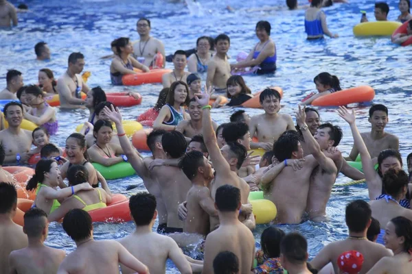 2017年7月16日 中国东部江西省南昌市一个水上乐园 中国度假者聚集了一个游泳池 — 图库照片