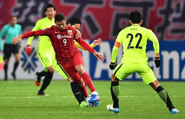 Elkeson China Shanghai Sipg Esquerda Desafia Jogador Japão Urawa Red — Fotografia de Stock