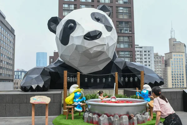 Visitantes São Retratados Com Uma Escultura Panda Gigante Escalando Edifício — Fotografia de Stock