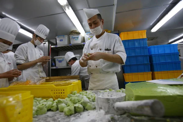 Lavoratori Cinesi Fanno Qingtuan Tradizionale Gnocco Riso Glutinoso Verde Festa — Foto Stock