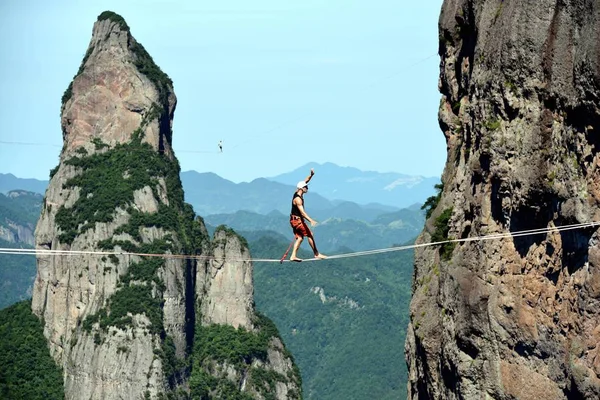 Konkurrent Går Slacklinefaciliteter Mellan Två Berg Den Kina Shenxianju Slacklinefaciliteter — Stockfoto