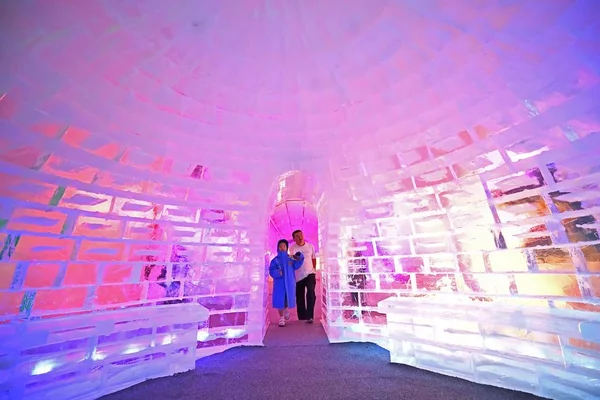 Les Touristes Visitent Grande Grotte Glace Chine Avec Des Lumières — Photo