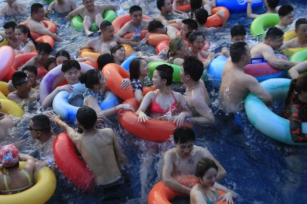 Китайские Отдыхающие Толпятся Бассейна Аквапарке Городе Наньчан Провинция Цзянси Востоке — стоковое фото