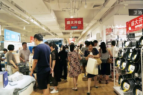 Clientes Chinos Compran Primera Tienda Insignia Marca Japonesa Muebles Decoración —  Fotos de Stock