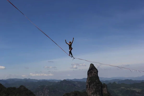 Concorrente Caminha Slackline Entre Duas Montanhas Durante 4Th China Shenxianju — Fotografia de Stock