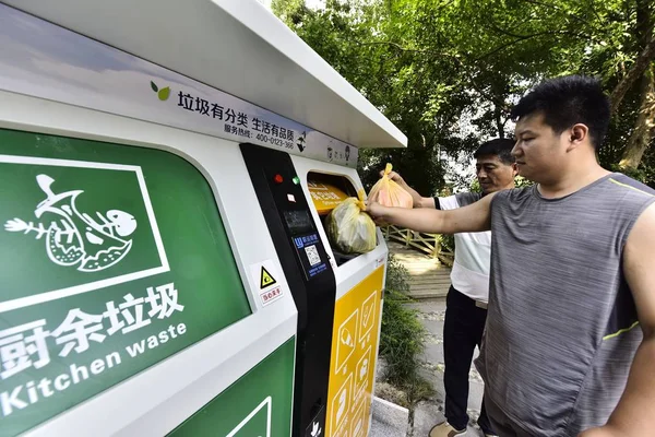 Local Residents Put Rubbish Intelligent Garbage Classification Bin Being Piloted — Stock Photo, Image