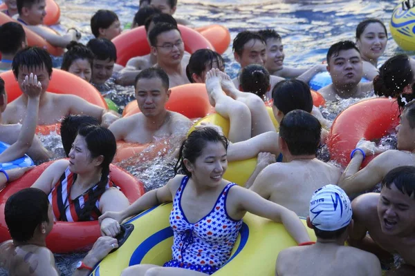 Chinesische Urlauber Drängen Sich Vor Einem Schwimmbad Einem Wasserpark Der — Stockfoto