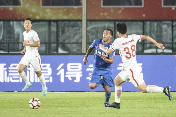 Argentijns Voetballer Carlos Tevez Verliet Van Shanghai Groenland Shenhua Trapt — Stockfoto