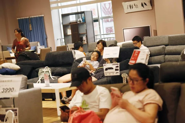 Clientes Chinos Descansan Sofás Primera Tienda Insignia Marca Japonesa Muebles —  Fotos de Stock