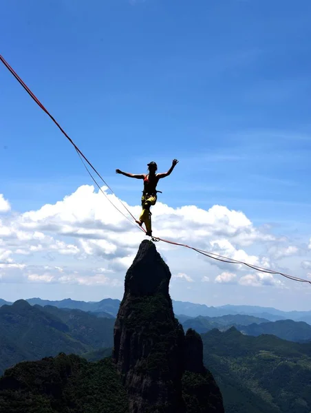 Concurrent Marche Sur Slackline Entre Deux Montagnes Lors Compétition Chinoise — Photo