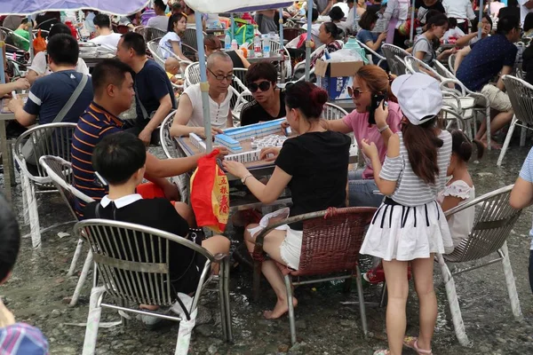 Residenti Locali Giocano Mahjong Fiume Sfuggire All Ondata Caldo Persistente — Foto Stock