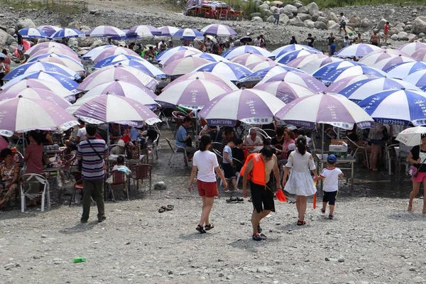 Los Residentes Locales Juegan Mahjong Río Para Escapar Persistente Ola —  Fotos de Stock