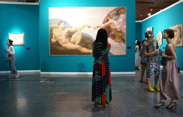 Visitantes Olham Para Uma Pintura Replicada Gênesis Criação Adão Michelangelo — Fotografia de Stock