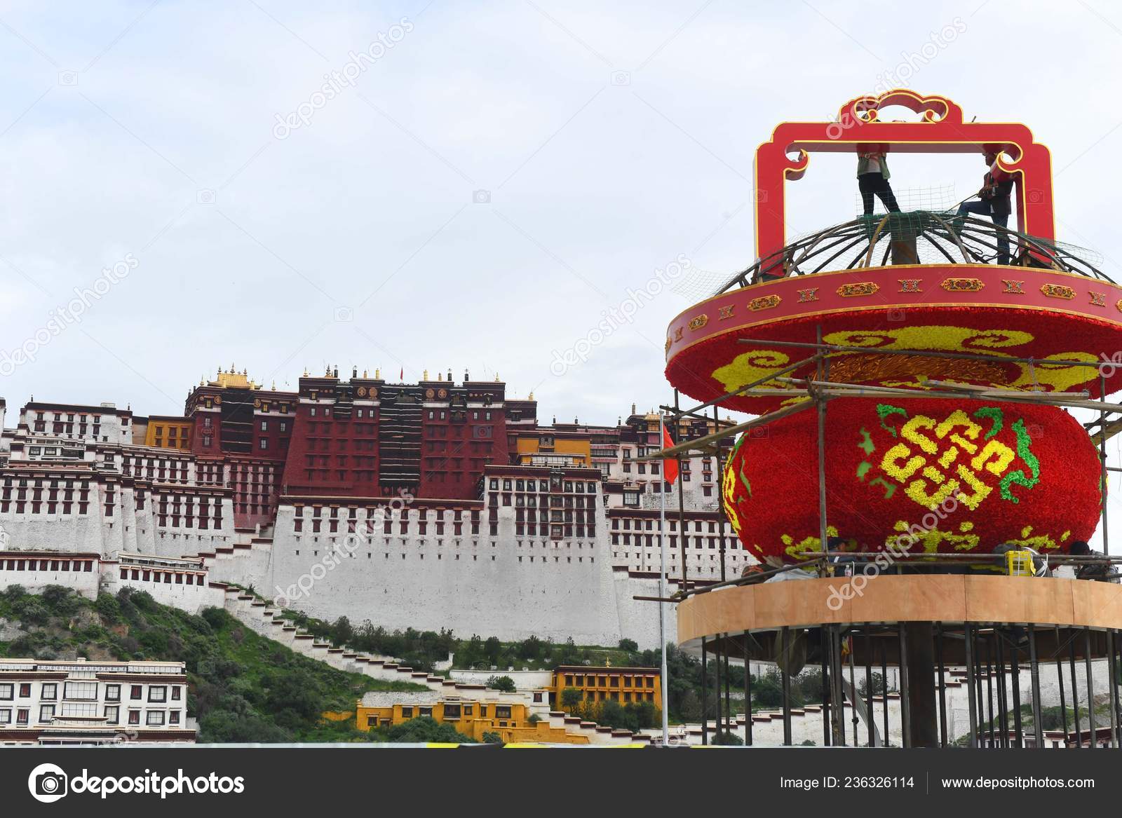 17年8月17日在中国西南西藏自治区拉萨在波塔拉宫前安装了一个花露台以庆祝即将到来的sho Dun 俗称酸奶节 图库社论照片 C 17年8月17日在中国西南西藏自治区拉萨在波塔拉宫前安装了一个花露台以庆祝即将到来的sho Dun 俗称酸奶节 图库社论照片 C