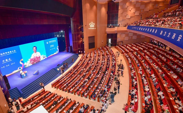 嘉宾出席2017年8月20日在中国陕西省西北部西安市举行的首届世界西安企业家大会 — 图库照片
