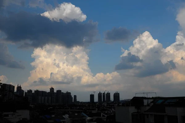 2017 중국의 하늘에서 팬더의 모양에 구름의 — 스톡 사진