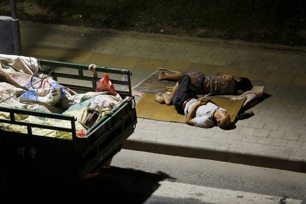 Los Agricultores Chinos Que Venden Sandías Duermen Casualmente Camino Para —  Fotos de Stock