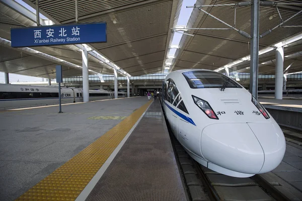 中国鉄道高速鉄道の新幹線は 2017年7月24日 中国北西部の西安市の宝寺蘭州高速鉄道線の西安駅で撮影された — ストック写真