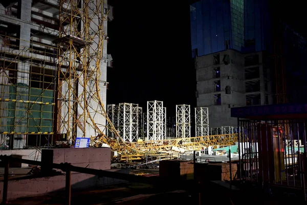 2017年7月22日 在中国南方广东省广州市海珠区的一个建筑工地上 可以看到倒塌塔式起重机的变形钢结构 — 图库照片
