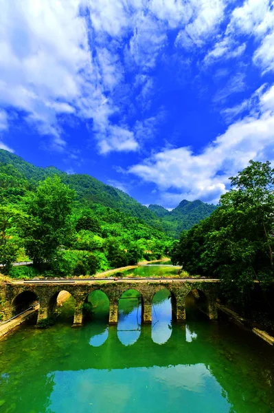 リボ郡の Daqikong 大7つのアーチ の風光明媚な場所にある Daqikong 大7ホール 橋の風景 Qiannan Buyei とにある — ストック写真