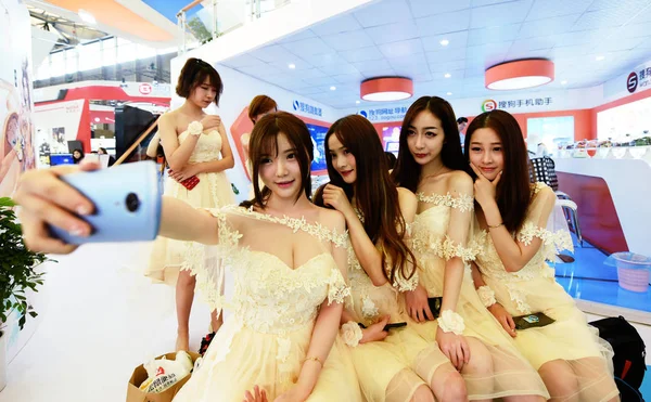 2017年7月27日 第15届中国数字娱乐博览会 又称2017年中国欢乐 秀女们摆出自拍姿势 — 图库照片