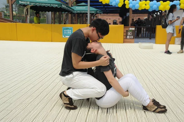 Casal Amantes Beijam Durante Uma Competição Beijos Local Cênico Durante — Fotografia de Stock