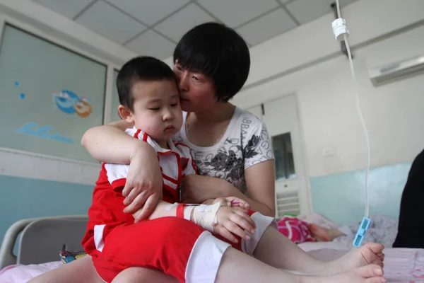 File Éves Kínai Fiú Peixuan Diagnosztizáltak Vesebetegségben Elképzeltem Anyja Ahogy — Stock Fotó