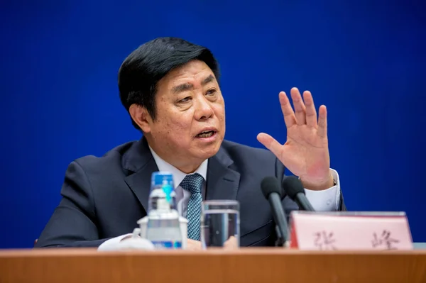 Zhang Feng Talesman För Kinas Industri Och Informationsteknik Sköter Presskonferens — Stockfoto