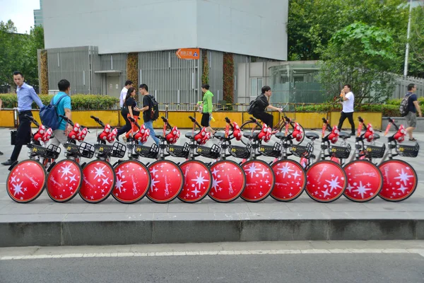 2017年8月17日 中国自行车共享服务公司 Mobike Minnie Mousen 主题自行车在中国上海的一条公路上排起了长队 — 图库照片