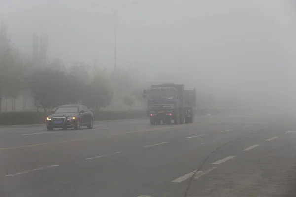 Carros São Vistos Vagamente Nevoeiro Pesado Cidade Yinchuan Noroeste China — Fotografia de Stock