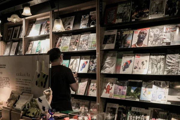 Ein Besucher Liest Bücher Einer Buchhandlung Genannt Mix Place Der — Stockfoto