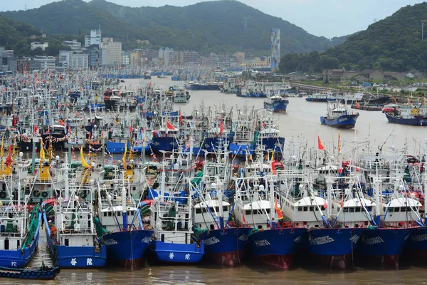 舟山市 中国東部の浙江省 2017 日の台風 号に備えて港に漁船をドッキングします — ストック写真
