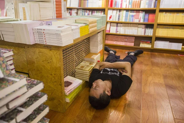 Een Chinese Sleeper Wordt Afgebeeld Rusten Een Uurs Boekhandel Overnachten — Stockfoto