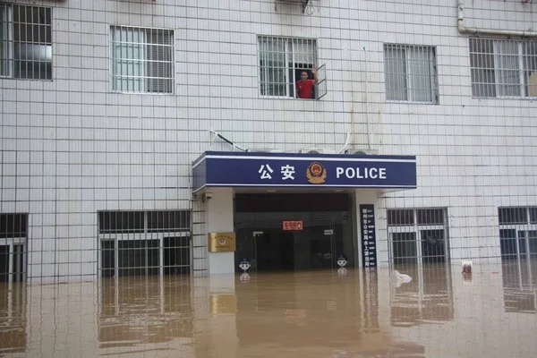 2017 中国南部の広西チワン族自治区柳州市で大雨の後の洪水で半没警察署の航空写真 — ストック写真