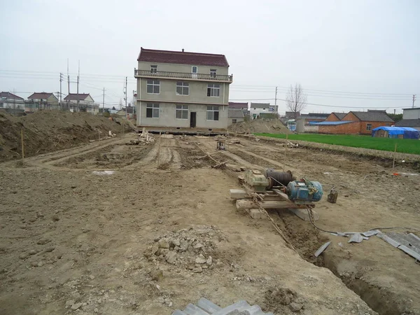 View Three Storey House Relocated Its Owner Make Way Construction — стоковое фото