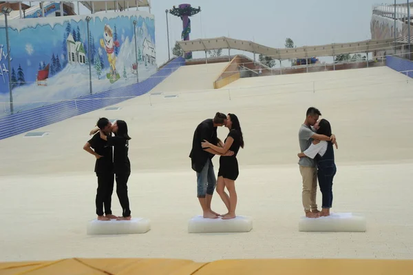 Lovers Standing Ice Block Kiss Each Other Kissing Competition Scenic — 스톡 사진