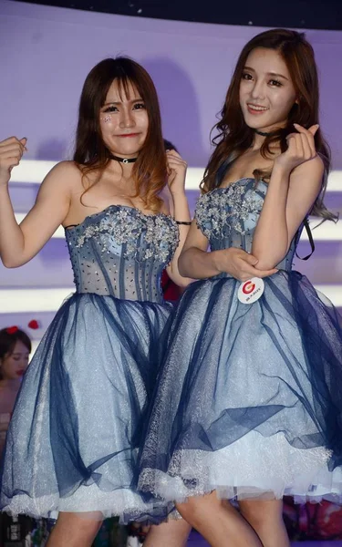 Showgirls Berpose Atas Panggung Selama China Digital Entertainment Expo Juga — Stok Foto