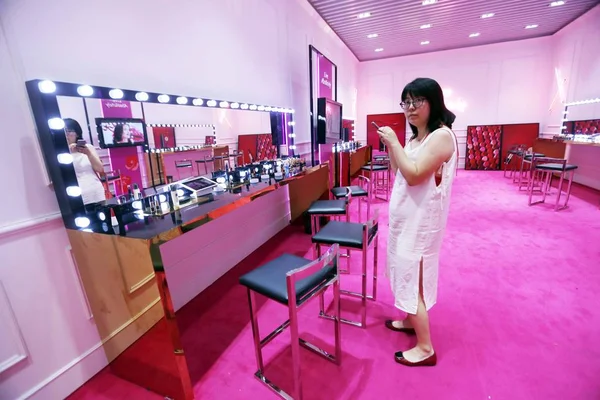 Kinesisk Medborgare Besöker Lancome Förklara Lycka Utställning Shanghai Kina Juli — Stockfoto