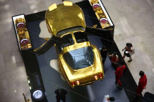 Pessoas Olham Para Carro Esporte Dourado Exibido Exposição Ordinary Becomes — Fotografia de Stock