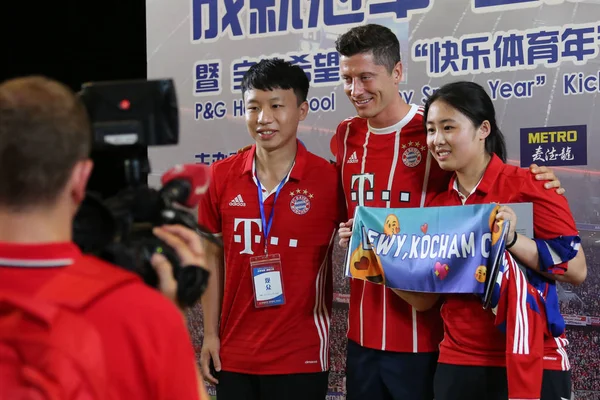 Polský Fotbalista Robert Lewandowski Bayern Mnichov Střed Představuje Během Škola — Stock fotografie